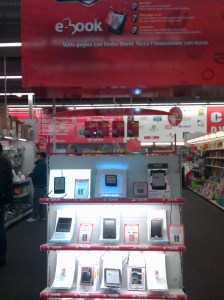 Ebook reader in esposizione in una nota catena